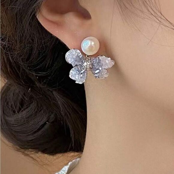 Flower stud earrings A490 - Picture 1 of 4